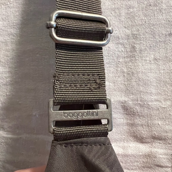 Baggallini Hobo Bag in gray. Lots of pockets. Adjustable strap. Fits lots. - Picture 6 of 6